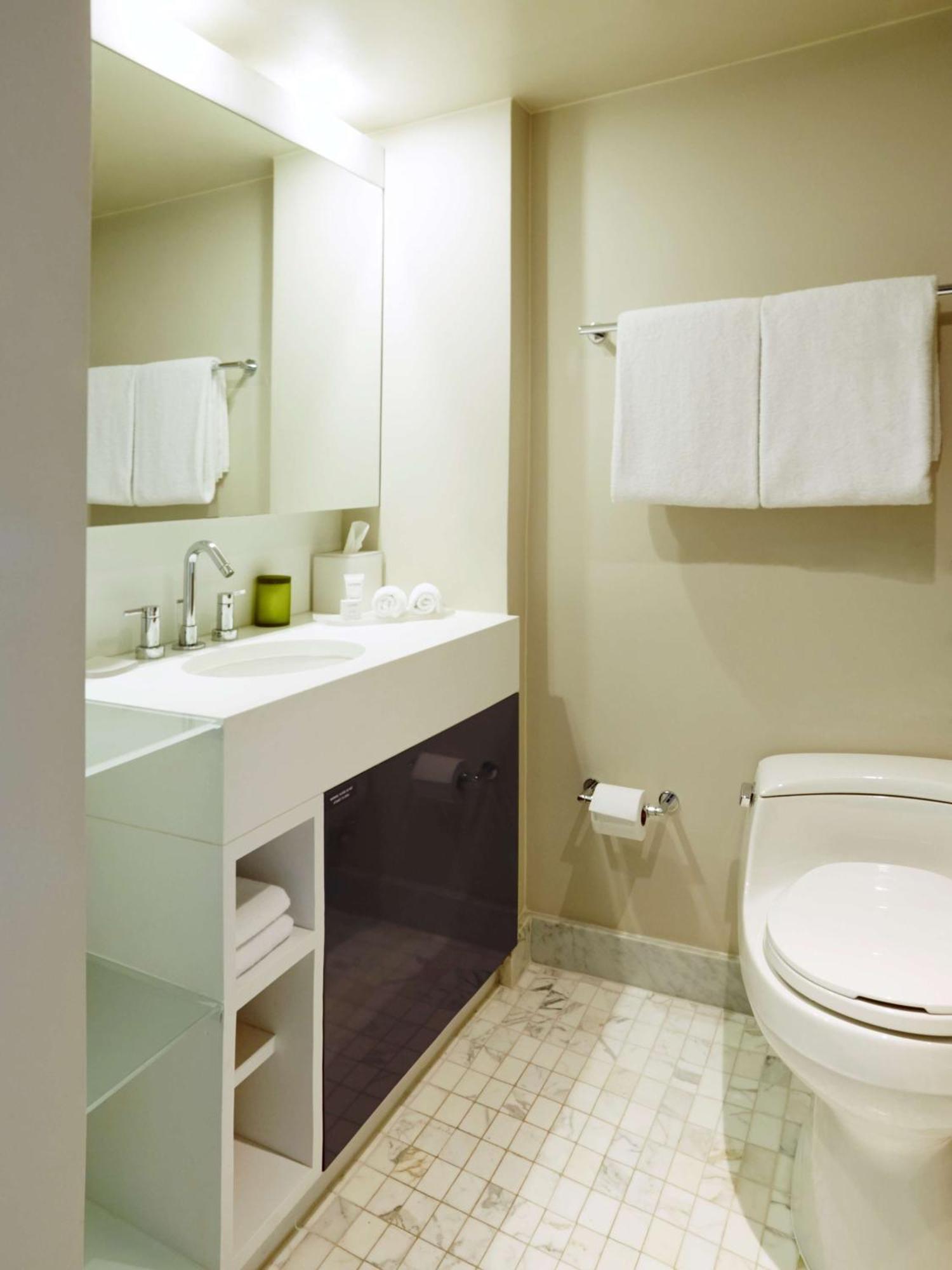 Zimmer mit Kingsize-Bett und barrierefreier Dusche – barrierefrei