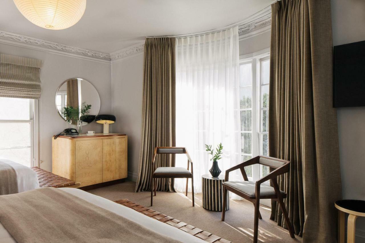 Zimmer mit Queensize-Bett und Gartenblick