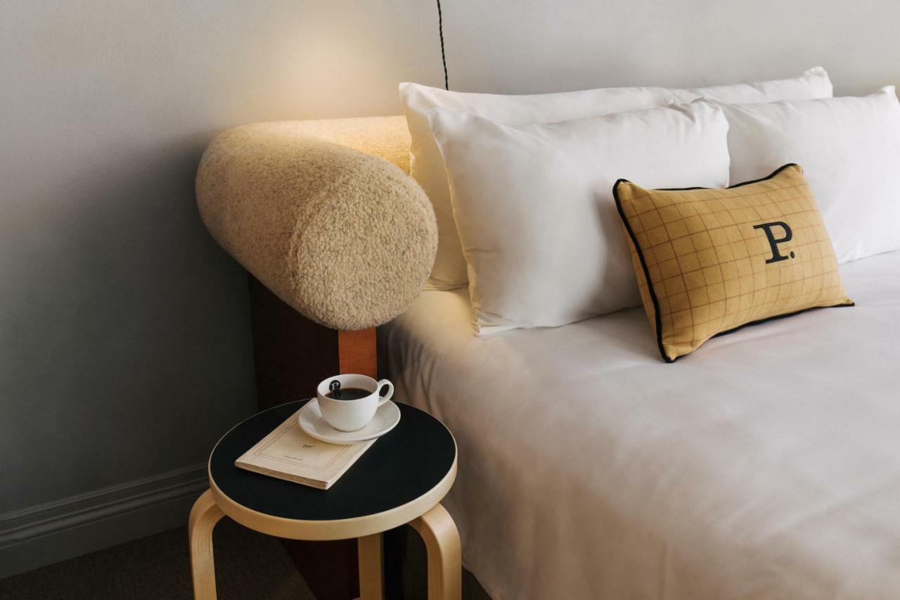 Zimmer mit Kingsize-Bett